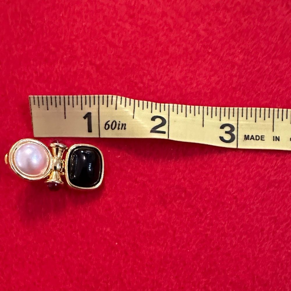 Joan Rivers Vintage Signed Elegant Gold w/ Faux Pearl and Onyx Clip Earrings - Picture 10 of 10